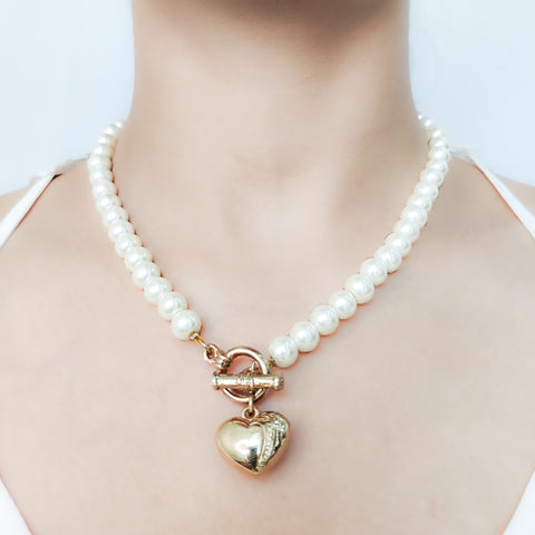 Handcrafted pearl necklace